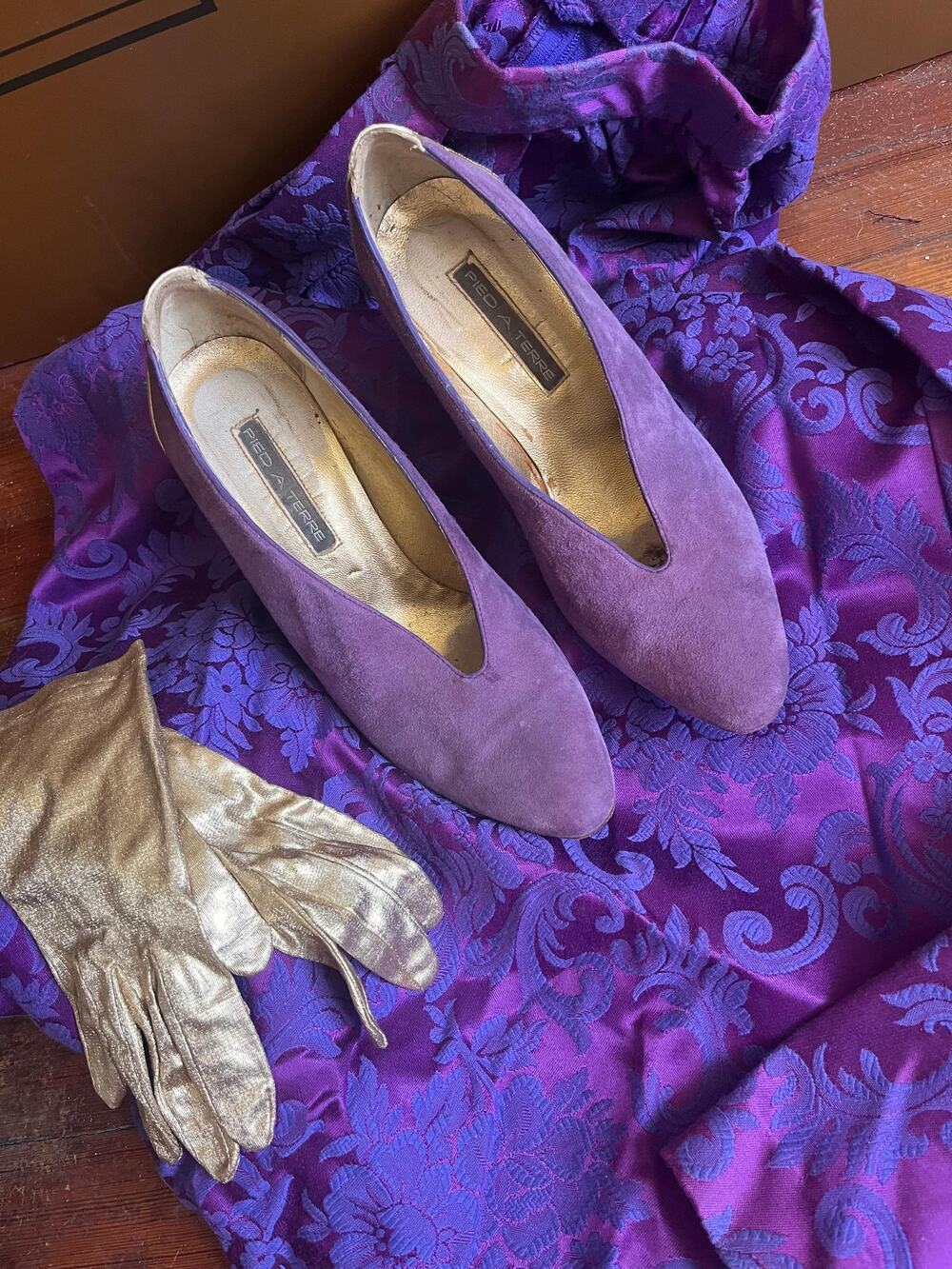 Vintage suede pumps in purple with gold heels, size 8,5
